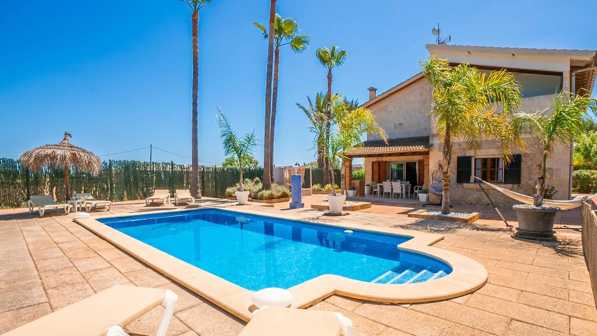 Villa Agueda Muro 0*,